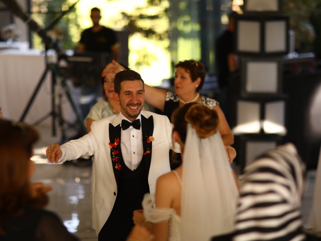 ASİL DÜĞÜN, GÖZ ALDI