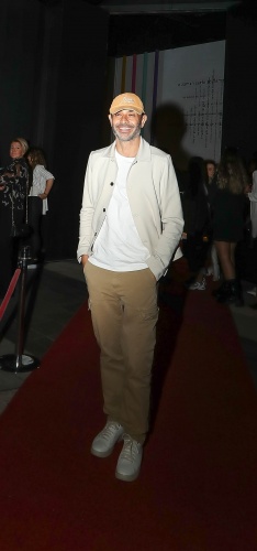 ‘SEZEN AKSU DİJİTAL’ SANAT SERGİSİ ÜNLÜ İSİMLERİ AĞIRLADI