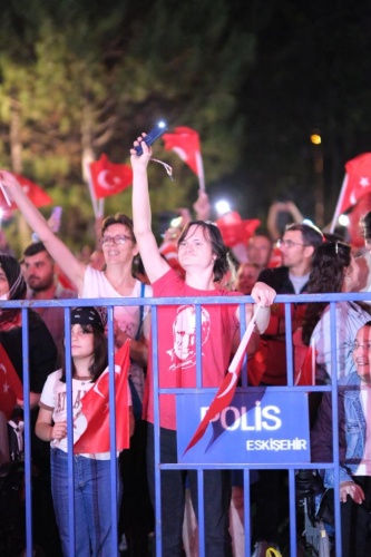 MELEK MOSSO,ESKİŞEHİR'DE YIKTI GEÇTİ