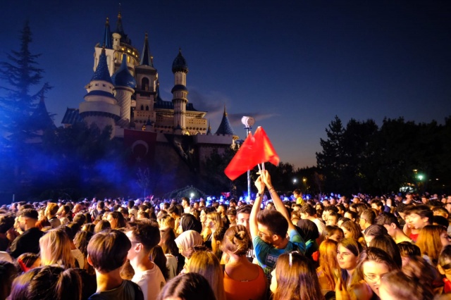 MELEK MOSSO,ESKİŞEHİR'DE YIKTI GEÇTİ