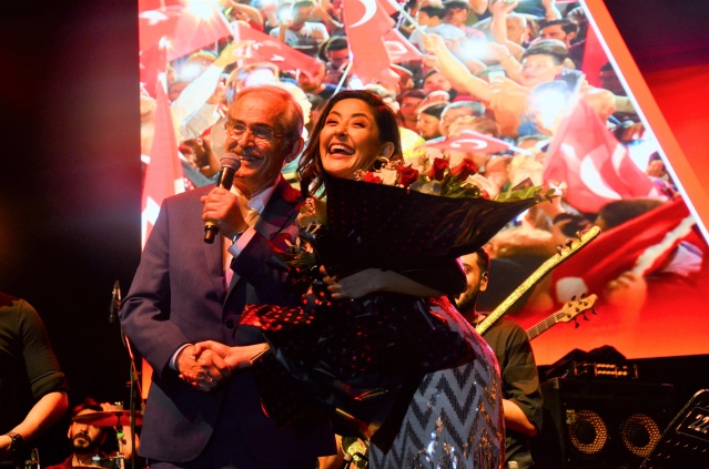 MELEK MOSSO,ESKİŞEHİR'DE YIKTI GEÇTİ