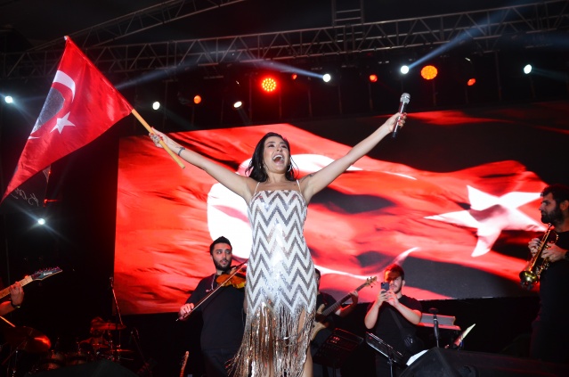 MELEK MOSSO,ESKİŞEHİR'DE YIKTI GEÇTİ