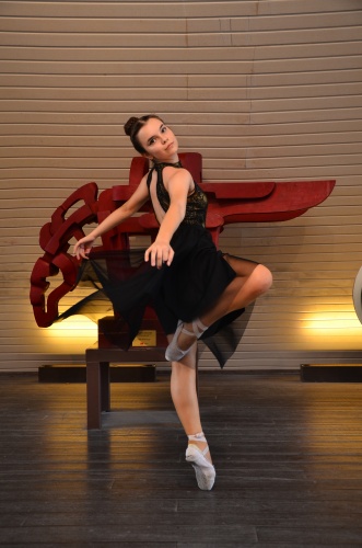 GENÇ BALERİNLERDEN, PARMAK ISIRTAN BALE GÖSTERİSİ