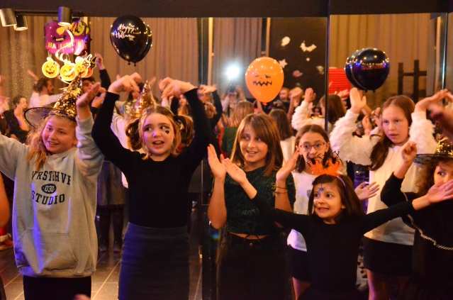 ÇOCUKLAR HALLOWEEN'DA PARTİLEDİ