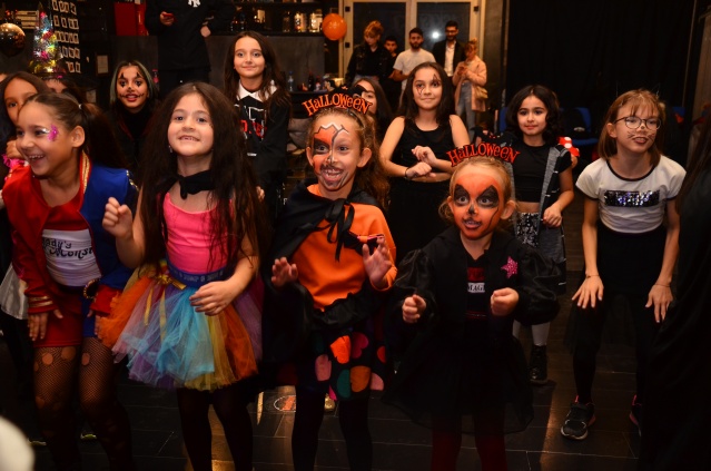 ÇOCUKLAR HALLOWEEN'DA PARTİLEDİ