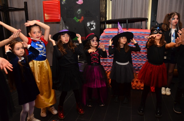 ÇOCUKLAR HALLOWEEN'DA PARTİLEDİ
