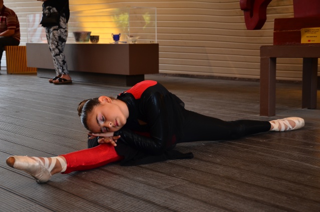 GENÇ BALERİNLERDEN, PARMAK ISIRTAN BALE GÖSTERİSİ