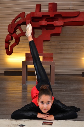 GENÇ BALERİNLERDEN, PARMAK ISIRTAN BALE GÖSTERİSİ