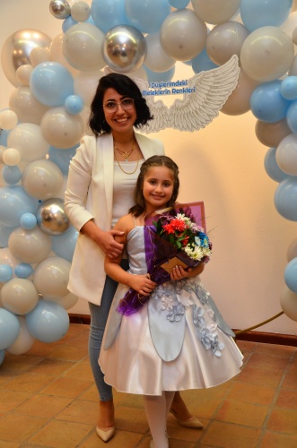 'DÜŞLERİMDEKİ MELEKLERİN RENKLERİ'