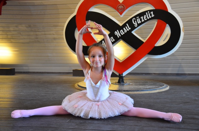 GENÇ BALERİNLERDEN, PARMAK ISIRTAN BALE GÖSTERİSİ