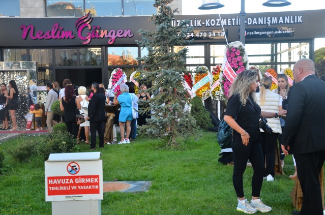 GÜZELLİK MERKEZİNDE MUHTEŞEM AÇILIŞ