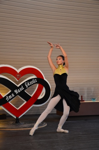 GENÇ BALERİNLERDEN, PARMAK ISIRTAN BALE GÖSTERİSİ