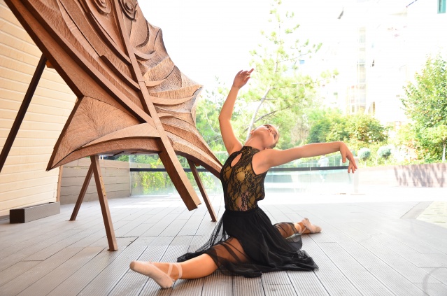 GENÇ BALERİNLERDEN, PARMAK ISIRTAN BALE GÖSTERİSİ