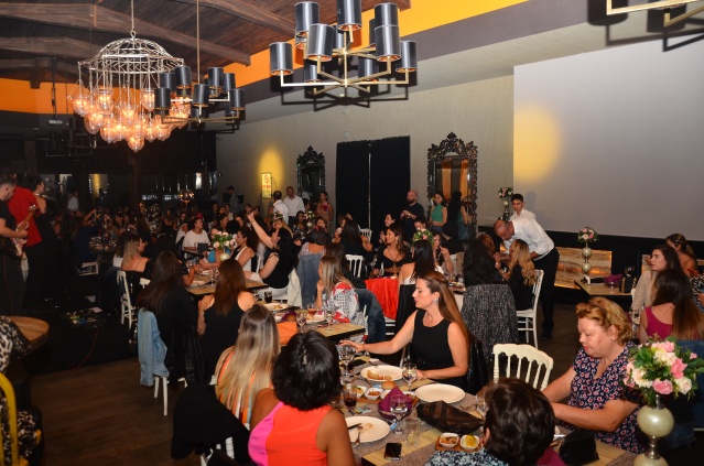 KADIN KADINA EĞLENCE DOLU GECE