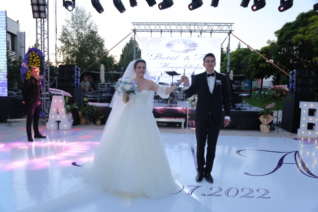 MASAL KAHRAMANLARINI BİLE KISKANDIRAN ÇİFT