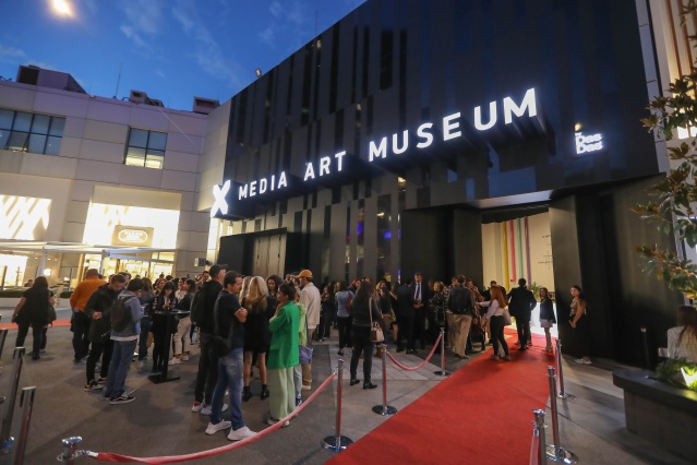 ‘SEZEN AKSU DİJİTAL’ SANAT SERGİSİ ÜNLÜ İSİMLERİ AĞIRLADI