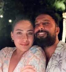 TARKAN, EŞİ VE KIZIYLA TATİLDE