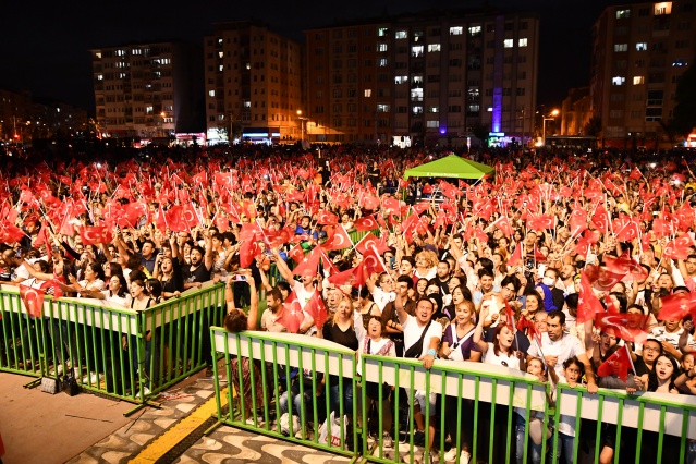 KIRAÇ, ESKİŞEHİR’DE BÜYÜK COŞKU YARATTI