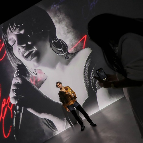 ‘SEZEN AKSU DİJİTAL’ SANAT SERGİSİ ÜNLÜ İSİMLERİ AĞIRLADI