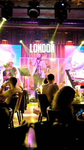 SAHNESİ İLE TOZU DUMANA KATIYOR.