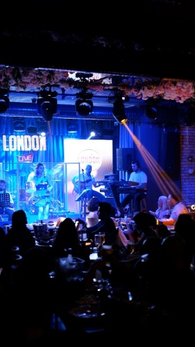 SAHNESİ İLE TOZU DUMANA KATIYOR.