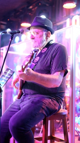 SAHNESİ İLE TOZU DUMANA KATIYOR.