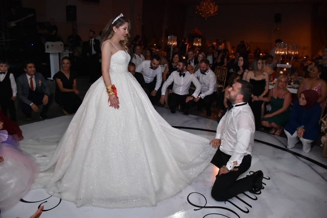 DÜĞÜNDE MUHTEŞEM EĞLENCE