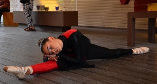 GENÇ BALERİNLERDEN, PARMAK ISIRTAN BALE GÖSTERİSİ