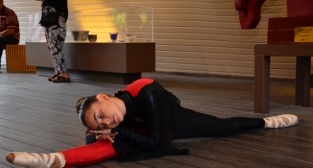 GENÇ BALERİNLERDEN, PARMAK ISIRTAN BALE GÖSTERİSİ