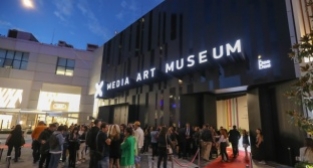 ‘SEZEN AKSU DİJİTAL’ SANAT SERGİSİ ÜNLÜ İSİMLERİ AĞIRLADI