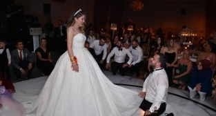 DÜĞÜNDE MUHTEŞEM EĞLENCE