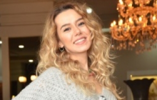 Enerjik, güzel ve üretken bir sanatçı: Aysu Bekar