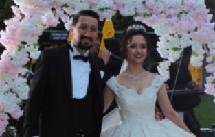 Havuz başında düğün coşkusu