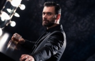 Hem tiyatro hem televizyon dünyasındaki başarılarıyla Murat Danacı