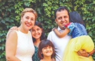 Eğitimci, içten ve örnek bir aile; Betül Gümüş ve ailesi