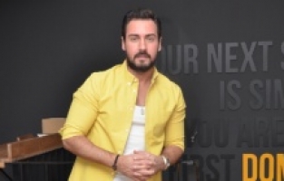 Her zaman şık, casual tercihleriyle Can Yücesan