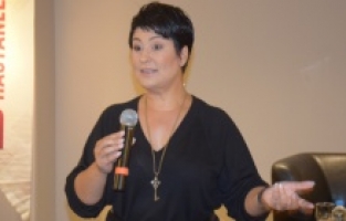 İclal Aydın "Yaşama Dair Anlatılar"