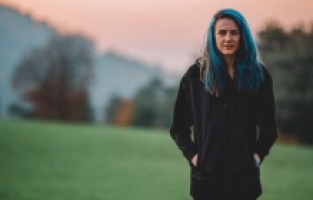 Mavi Şimşek Meryem Boz