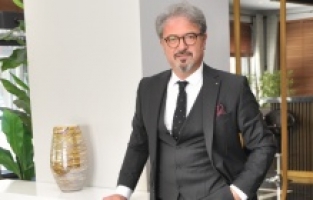 Modern ve şık stili ile Metehan Kılıç