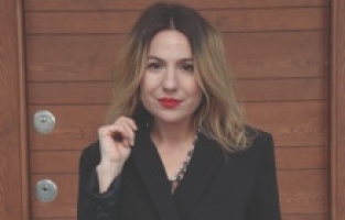 Enerjisini resim tablolarına yansıtıyor