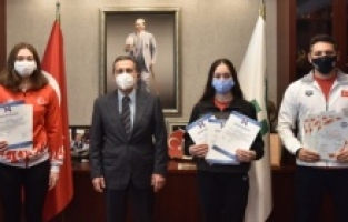 Milli yüzücülerden Ahmet Ataç’a ziyaret