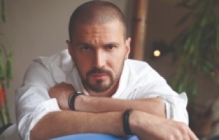 Genç ve yakışıklı oyuncu Emre Kızılırmak ile özel röportaj