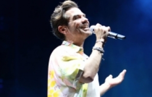 Kenan Doğulu, sahne tarzı ile konsere damgasını vurdu