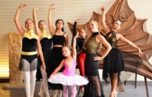 GENÇ BALERİNLERDEN, PARMAK ISIRTAN BALE GÖSTERİSİ