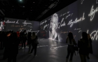 ‘SEZEN AKSU DİJİTAL’ SANAT SERGİSİ ÜNLÜ İSİMLERİ AĞIRLADI