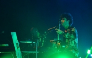 SEYİRCİLERİ MÜZİĞİNE AŞIK ETTİ