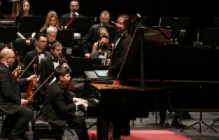 KULAKLARIN PASINI SİLDİ