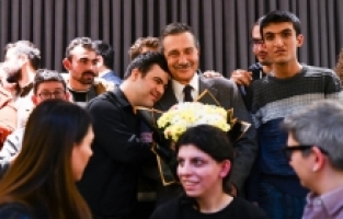 ÖZEL GEREKSİNİMLİ GENÇLERİN HAYATLARINA DOKUNUYOR