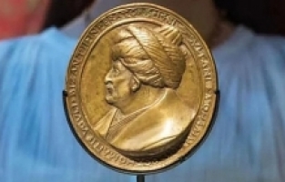 Fatih'in 542 Yıllık Madalyonu İstanbul'a Getirildi