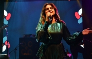 HAYRANLARINA YENİ YIL HEDİYESİ OLDU